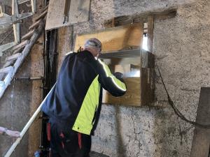 Der Schleiereulen-Kasten in der katholischen Kirche in Morenhoven wird gründlich gereinigt für die nächste Brutsaison.