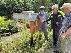 Im Garten der Lutherkirche wird noch ein Insektenhotel für Wildbienen aufgestellt, das die Kinder der Gemeinde mit Niströhren bestücken wollen.